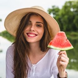 Veja como escolhas simples podem favorecer a perda de peso e manter a hidratação durante os dias quentes