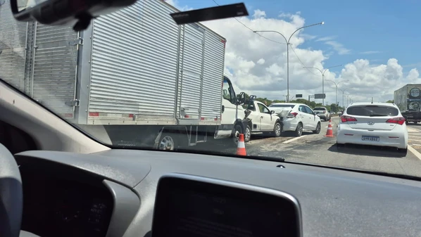 Pelo menos cinco veículos se envolveram na colisão, entre eles um caminhão; uma pessoa foi socorrida e levada para um hospital