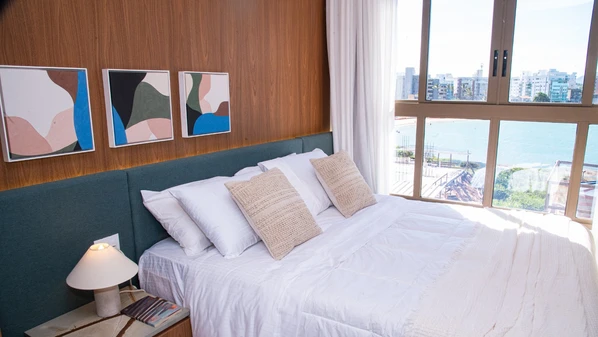 Com uso de pedras naturais, espaço inaugurado nesta semana na Península de Guaibura, na Enseada Azul, aposta na integração dos ambientes e na união de mar e rocha