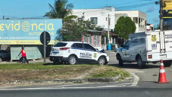 Veículo da corporação foi atingido na lateral por um carro que acessou a rodovia; perícia seguia para atender a uma ocorrência  na qual um motorista morreu após caminhão tombar
