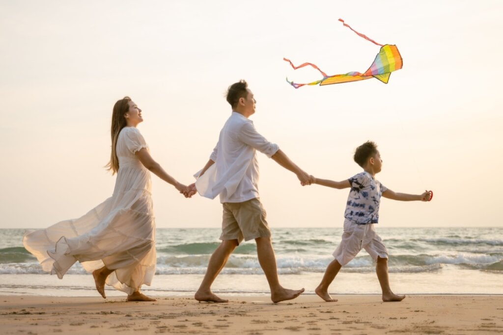 Aproveitar cada momento das férias com calma evita queda da resistência física (Imagem: Garun .Prdt | Shutterstock)