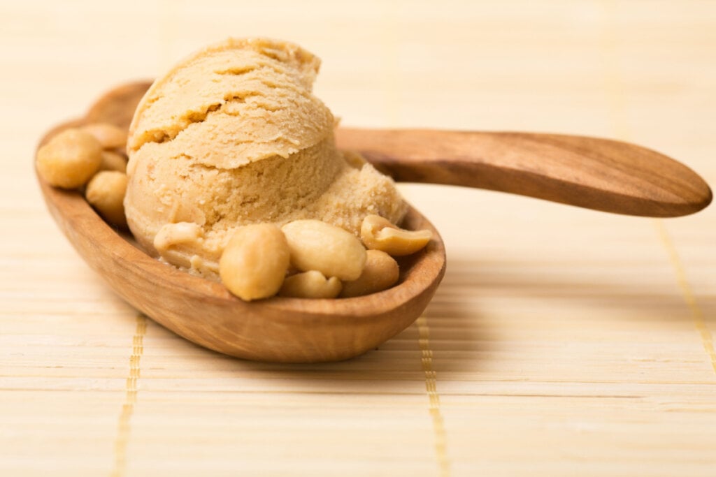 Sorvete de amendoim sem lactose (Imagem: Robert Kneschke | Shutterstock)