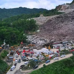 O incidente aconteceu na tarde da última quinta (7). A avalanche de lixo foi sobre dois prédios baixos da instalação de gerenciamento de resíduos do aterro