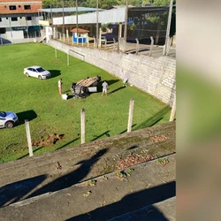Acidente foi registrado em São José da Fruteiras, na madrugada deste domingo (11); mulher que conduzia veículo foi levada a hospital em Cachoeiro de Itapemirim
