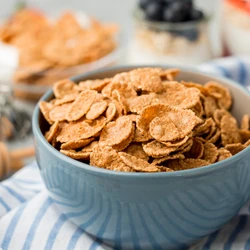 Consumidores encontraram corpo estranho em produto lacrado; Justiça reconheceu dano moral mesmo sem ingestão total do alimento