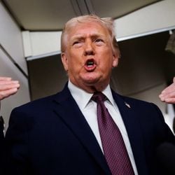 Presidente americano afirmou nesta segunda-feira (12/01) que a nova taxa entrará em vigor 'imediatamente', enquanto os protestos antigoverno no Irã entram na terceira semana.