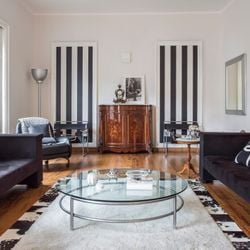 O estilo valoriza a mistura consciente de cores, texturas, estampas e referências afetivas para criar ambientes cheios de personalidade