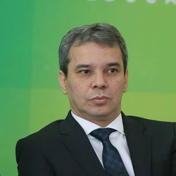 Lula afirma a auxiliares que avalia a nomeação de Wellington César Lima e Silva; líder do governo no Senado é apontado como o principal articulador da indicação