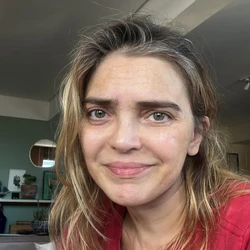 Os sintomas mais comuns apresentados pelos pacientes são dor abdominal, perda de peso, amarelidão na pele e nos olhos