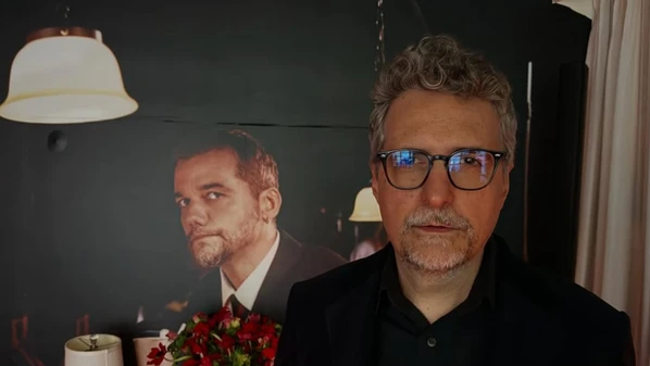 O cineasta Kleber Mendonça Filho e a produtora Emilie Lesclaux falaram à imprensa após "O Agente Secreto" levar o Globo de Ouro