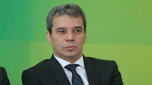 Lula afirma a auxiliares que avalia a nomeação de Wellington César Lima e Silva; líder do governo no Senado é apontado como o principal articulador da indicação