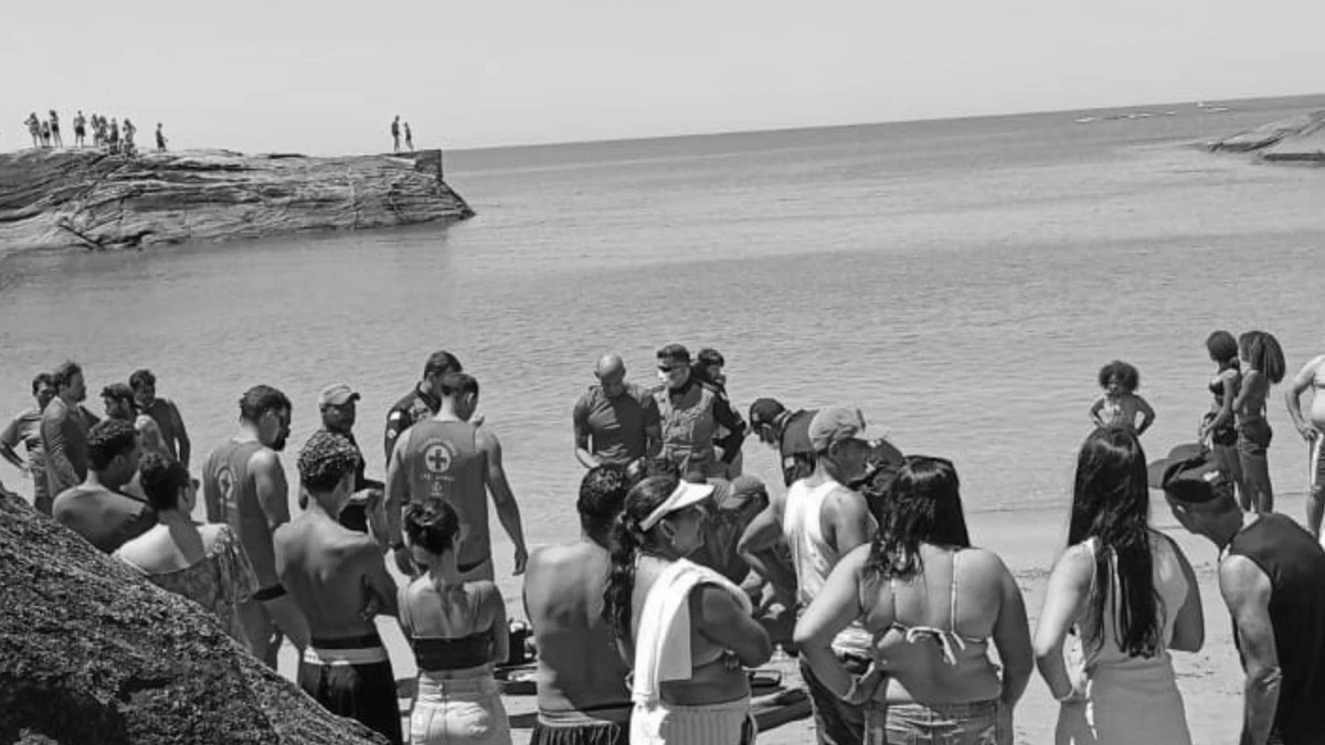 Banhista é resgatado após pular de pedra em Setiba, Guarapari