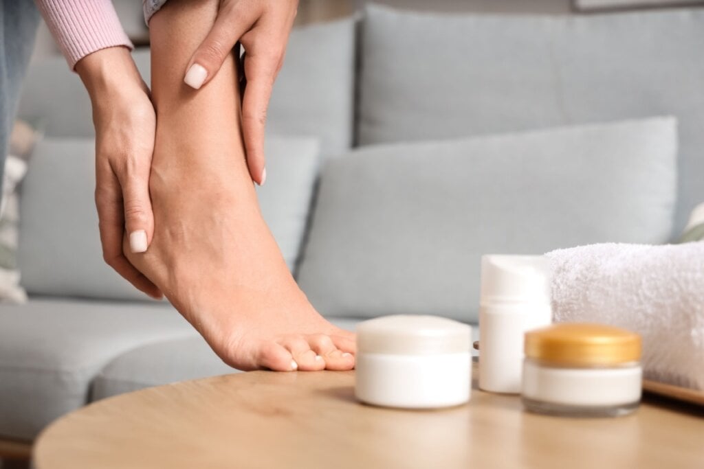 Hidratar a pele é essencial para mantê-la saudável e livre de fissuras (Imagem: Pixel-Shot | Shutterstock) 