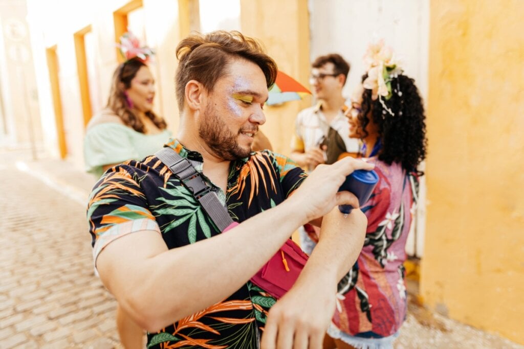 O uso do protetor solar também é essencial durante o Carnaval (Imagem: Kleber Cordeiro | Shutterstock)