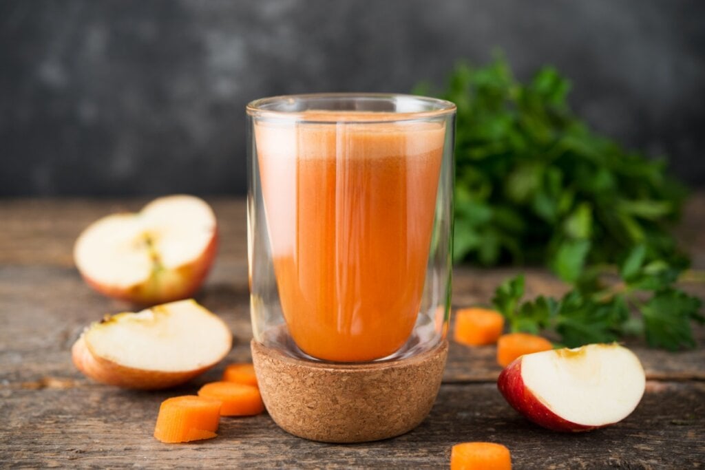Suco detox de cenoura com maçã (Imagem: Gorenkova Evgenija | Shutterstock)