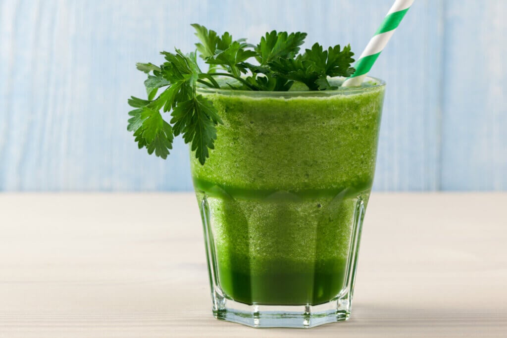Suco detox de salsa com linhaça (Imagem: ff-photo | Shutterstock)