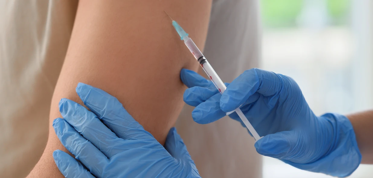 Nova vacina brasileira garante 89% de proteção contra formas graves da doença; público geral deve ser vacinado no segundo semestre