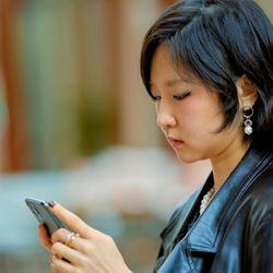 Jovens chineses que moram sozinhos (e que têm medo de morrer sem que ninguém fique sabendo) baixaram em massa um novo aplicativo pago de nome sombrio, que se tornou o mais instalado do país.