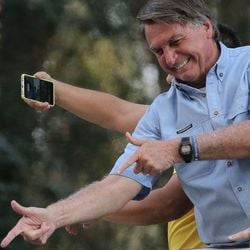 Em sociedades altamente polarizadas, a responsabilização de líderes autoritários envolve um dilema: pode ajudar a conter indivíduos específicos, mas corre o risco de provocar um efeito rebote contra instituições e valores que sustentam a democracia, dizem pesquisadores.