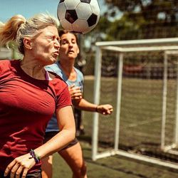 Os riscos dos esportes de contato são conhecidos há quase um século. Mas pesquisas indicam que os riscos aos golpes de cabeça não se restringem ao pugilismo. Jogadores de futebol, rugby, futebol americano e outros esportes também podem desenvolver doenças neurológicas devido a lesões cerebrais causadas ao longo da carreira.