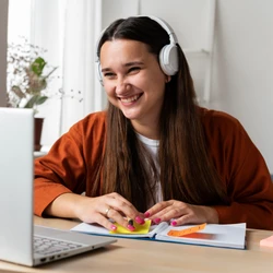 Cursos são focados em habilidades digitais, tecnologia com inteligência artificial e aumento da produtividade. Qualificação é uma parceira do Ministério do Trabalho com a Microsoft