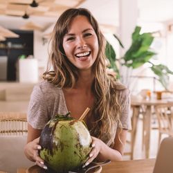 Leve e rica em sais minerais, a bebida é uma opção saudável para repor os líquidos perdidos no verão