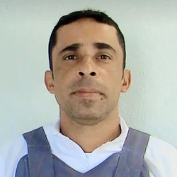 Vizinhos relataram que um cheiro forte vinha da residência do homem. A casa estava trancada e com as luzes apagadas, mas os populares ajudaram os policiais a entrar no local