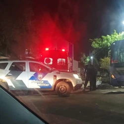 Vítima foi atingida por tiros nas costas e pediu socorro a um motorista de ônibus; caso aconteceu na segunda-feira (12)