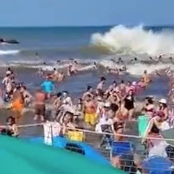 A onda levou à interdição das praias e à atuação de serviços de emergência; especialistas indicam que fenômeno pode ser classificado como minitsunami