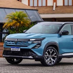 Modelo foi o lançamento mais importante da marca no ano passado e se soma ao Kardian, introduzido em 2024, como parte da nova ofensiva da montadora francesa no segmento de utilitários esportivos no Brasil