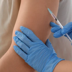 Na pesquisa, foram registradas oito hospitalizações por dengue, nenhuma no grupo que recebeu o imunizante, isto é, a proteção da vacina é também elevada para evitar internações e complicações da doença