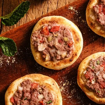 Imagem - Veja como fazer esfiha aberta de carne; receita é fácil e saborosa