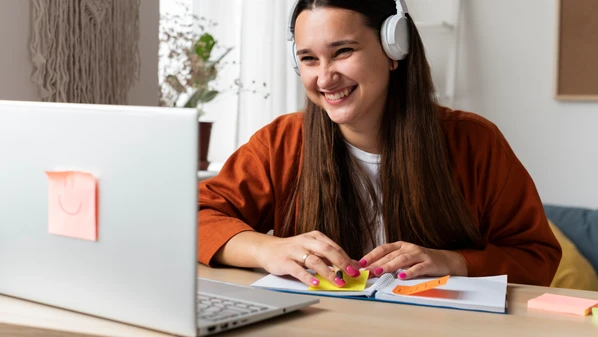 Cursos são focados em habilidades digitais, tecnologia com inteligência artificial e aumento da produtividade. Qualificação é uma parceira do Ministério do Trabalho com a Microsoft