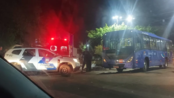Vítima foi atingida por tiros nas costas e pediu socorro a um motorista de ônibus; caso aconteceu na segunda-feira (12)