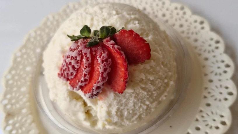 Tartufo de musse de limão siciliano com geleia de morango da gelateria Il Carrettino 