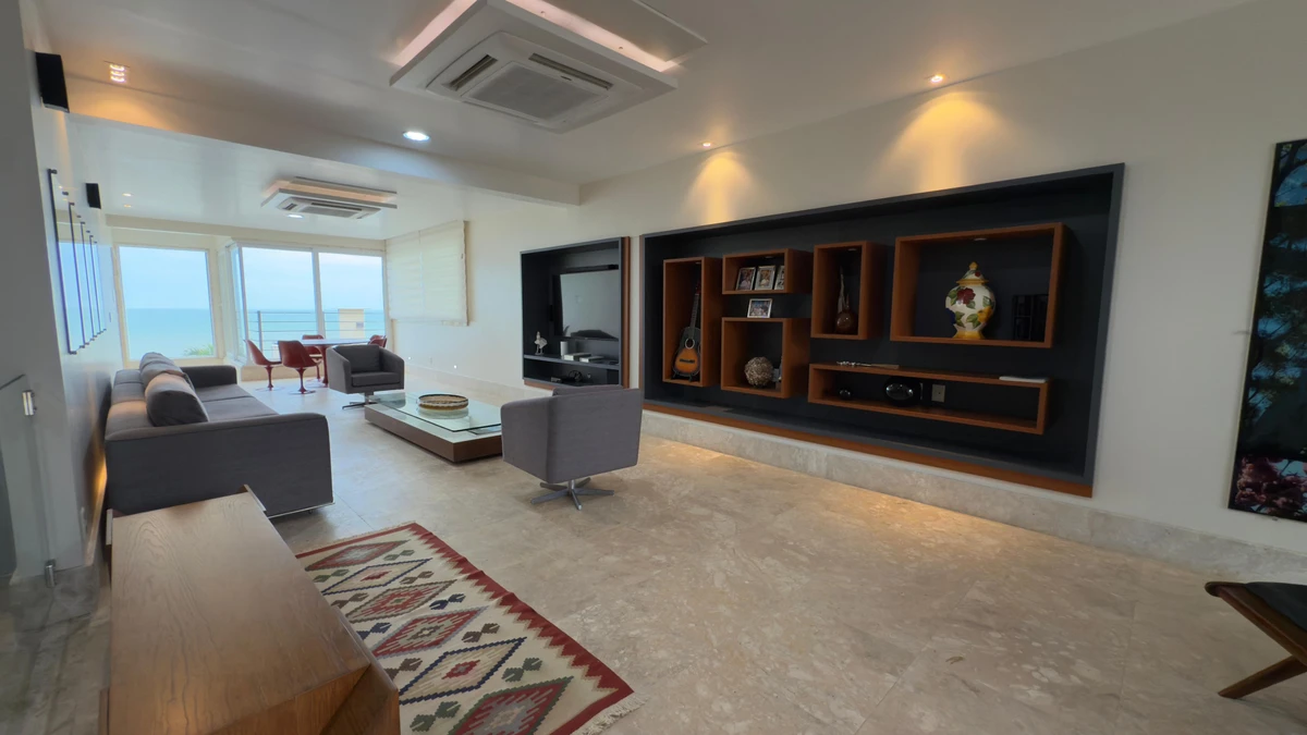 A ampla sala da casa com vista para o mar 