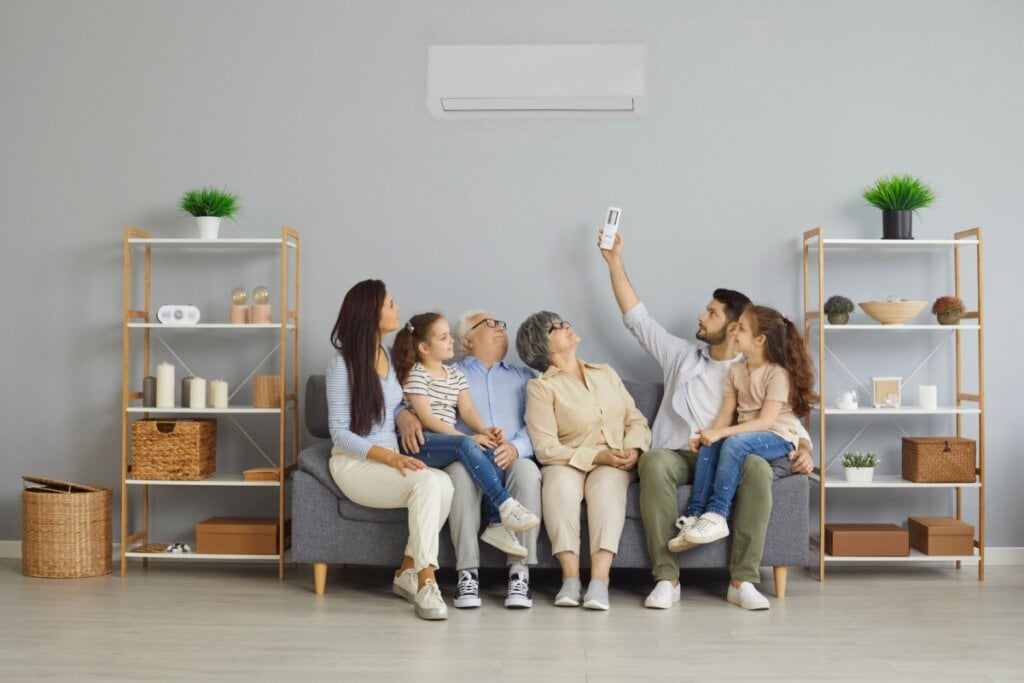 Ambientes escolares e residenciaisdevem seradequadamente climatizados para evitar os efeitos do calor extremo (Imagem: Studio Romantic | Shutterstock)
