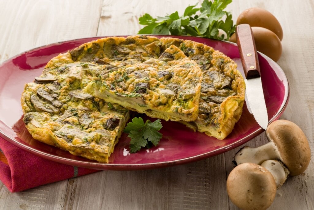 Omelete de forno de cogumelo com salsinha (Imagem: marco mayer | Shutterstock)