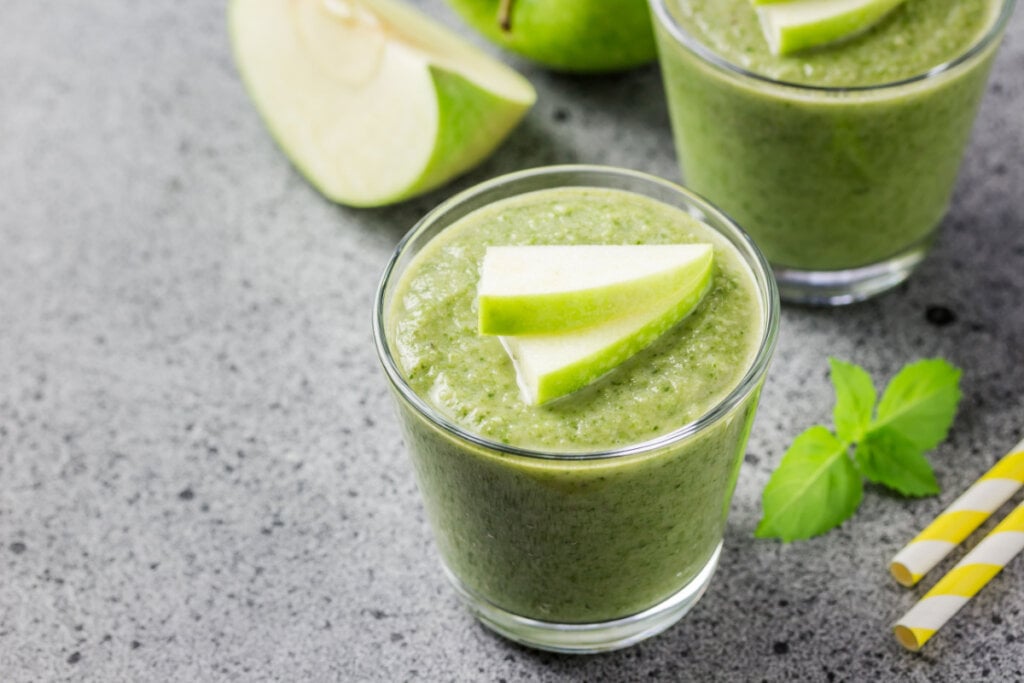 Suco verde detox com ora-pro-nóbis (Imagem: Irina Rostokina | Shutterstock)