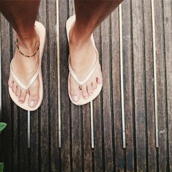 Conheça modelos de chinelos para aproveitar o verão com muito estilo e conforto