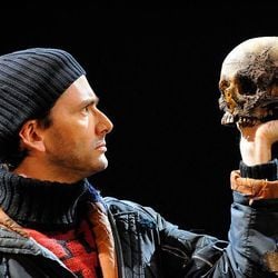 Entenda frase que há 400 anos intriga plateias da peça ‘Hamlet’, a mais conhecida do dramaturgo inglês.