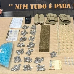 Suspeito tentou fugir da abordagem e foi flagrado com drogas e material do tráfico, na madrugada desta quarta-feira (14)