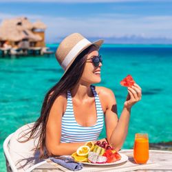 Descubra quais alimentos oferecem maior risco no calor e como se proteger durante viagens e passeios na praia