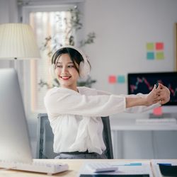 Movimentos simples ajudam a aliviar desconfortos causados por ficar sentado por muito tempo em frente ao computador
