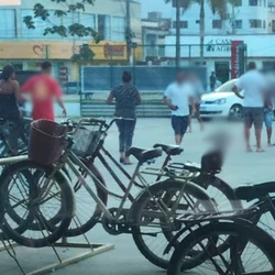 Vítima tentou escapar após ser baleada em ponto de ônibus, mas caiu e foi atingida novamente; suspeitos fugiram pela BR 101