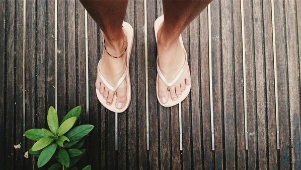 Conheça modelos de chinelos para aproveitar o verão com muito estilo e conforto