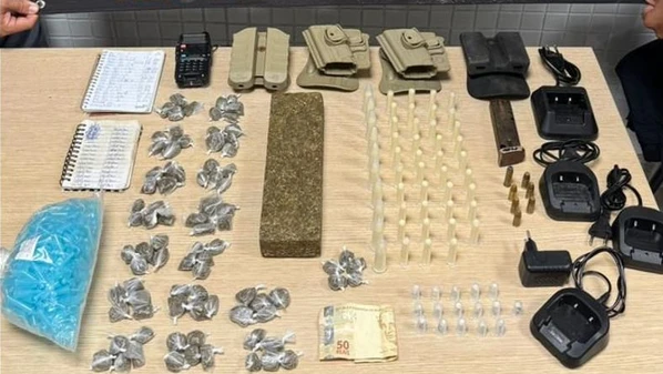 Suspeito tentou fugir da abordagem e foi flagrado com drogas e material do tráfico, na madrugada desta quarta-feira (14)