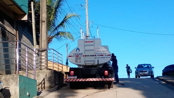 Segundo relatos de pessoas residentes no bairro Conquista ouvidas pela reportagem, carros-pipas são enviados à região, mas eles cobram uma solução definitiva