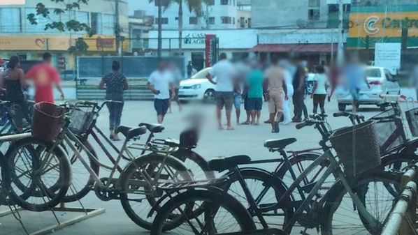 Vítima tentou escapar após ser baleada em ponto de ônibus, mas caiu e foi atingida novamente; suspeitos fugiram pela BR 101