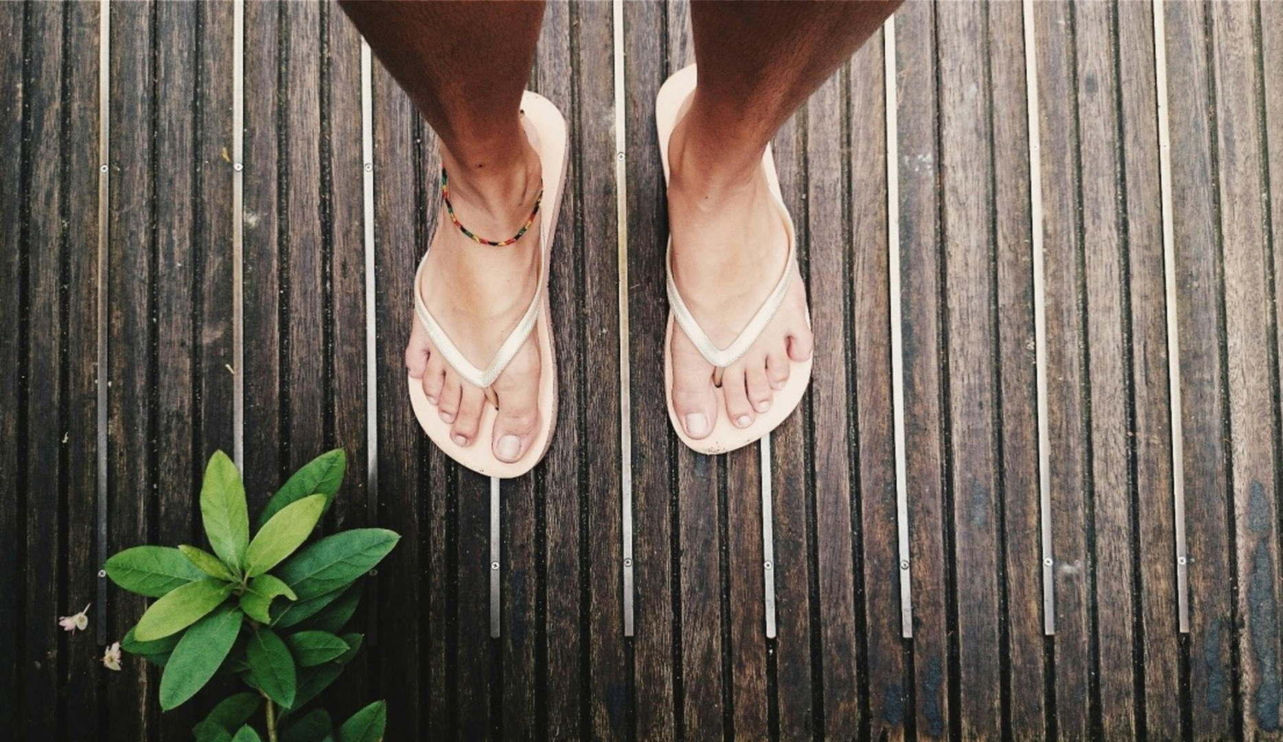 Saiba quais são os modelos essenciais de chinelos para desfrutar o verão. Crédito: Canva